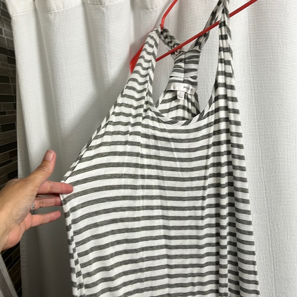 Gray and white maxi.. fits 5’9 xl size.. ankle length